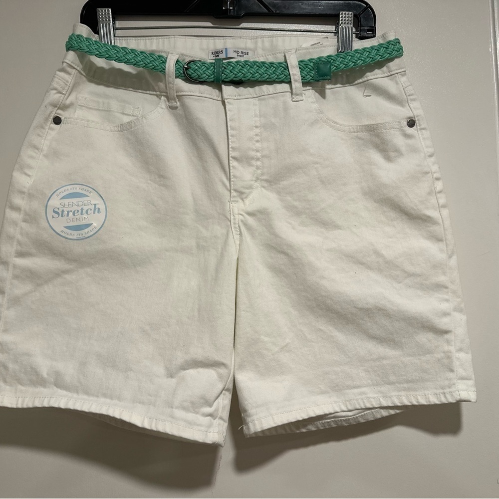 NWT Riders Womens Sz: 12M Mid Rise White Chino Shorts w/ Mint Green Belt.